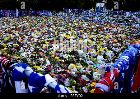 Les fleurs portées par des fans de football pour le décès de Vichai Srivaddhanaprabha, le président du Club de football de Leicester City Banque D'Images