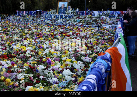 Les fleurs portées par des fans de football pour le décès de Vichai Srivaddhanaprabha, le président du Club de football de Leicester City Banque D'Images