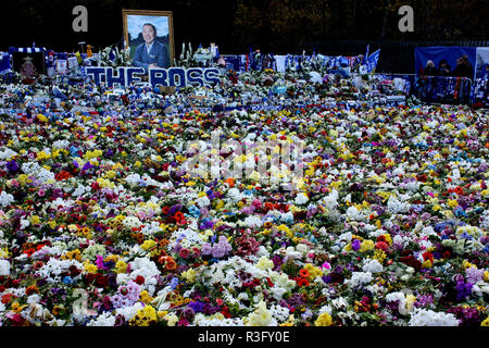 Les fleurs portées par des fans de football pour le décès de Vichai Srivaddhanaprabha, le président du Club de football de Leicester City Banque D'Images