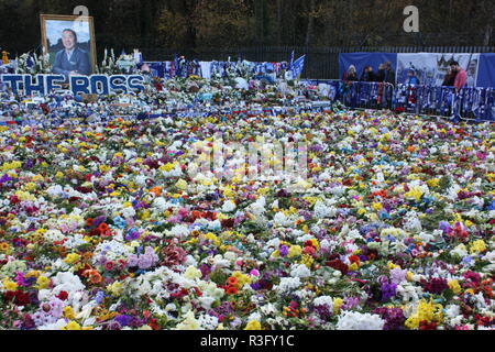 Les fleurs portées par des fans de football pour le décès de Vichai Srivaddhanaprabha, le président du Club de football de Leicester City Banque D'Images