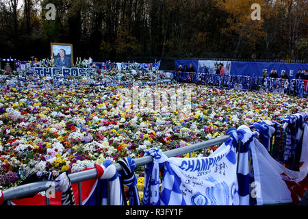 Les fleurs portées par des fans de football pour le décès de Vichai Srivaddhanaprabha, le président du Club de football de Leicester City Banque D'Images