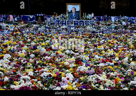 Les fleurs portées par des fans de football pour le décès de Vichai Srivaddhanaprabha, le président du Club de football de Leicester City Banque D'Images