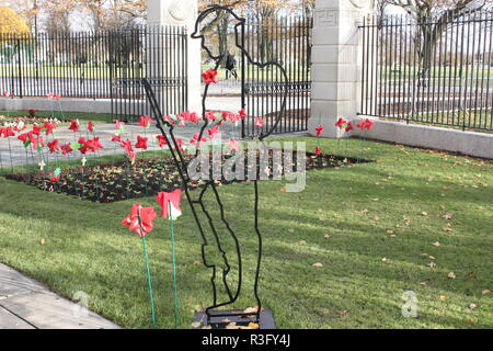 La silhouette du Soldat inconnu prises le jour de l'Armistice au monument aux morts à Victoria Park, Leicester Banque D'Images