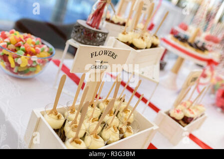 Dans les déserts de mariage candy bar Banque D'Images