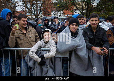 BAPSKA, Croatie - 24 octobre 2015 : les jeunes hommes devant une foule de réfugiés qui attendent pour vous inscrire et entrer en Serbie à la frontière avec la Macédoine sur Bal Banque D'Images