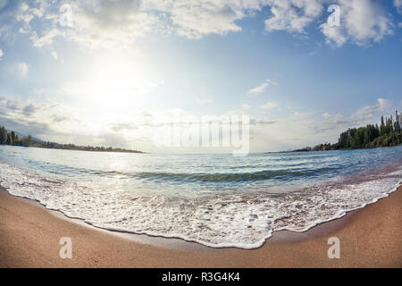 Plage du lac Issyk Kul au lever du soleil Ciel bleu à Cholpon Ata, Kirghizistan Banque D'Images