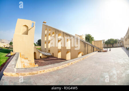 L'observatoire Jantar Mantar complexe au ciel bleu à Jaipur, Rajasthan, Inde Banque D'Images