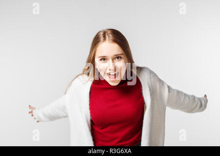 Jeune adolescente excité avec lon cheveux en studio. Contexte de vie des jeunes with copy space Banque D'Images