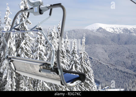 Banc vide sur l'ascenseur de ski d'hiver contre paysage montagneux. Résumé de ski de fond avec copie espace Banque D'Images