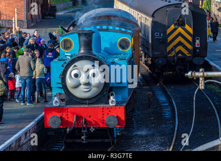 LLANGOLLEN, UK - 27 octobre 2018 : Thomas le réservoir du moteur sur l'affichage à la gare de Llangollen Banque D'Images