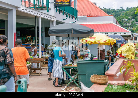 CASTRIES, ST LUCIA - 09 juin 2007 : Shoppers parcourant les fruits exotiques et des légumes offerts par le tropical marchés de rue à Castries, Sainte-Lucie. E Banque D'Images