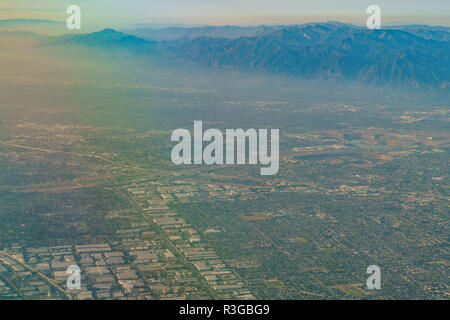 Vue aérienne de Monterey Park, Pomona, vue depuis la fenêtre siège dans un avion, en Californie, États-Unis. Banque D'Images