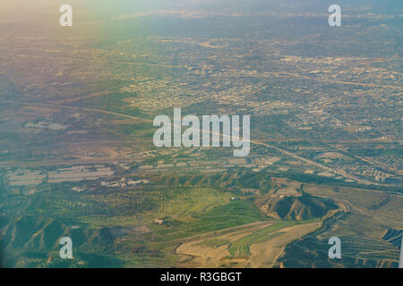 Vue aérienne de Monterey Park, Pomona, vue depuis la fenêtre siège dans un avion, en Californie, États-Unis. Banque D'Images