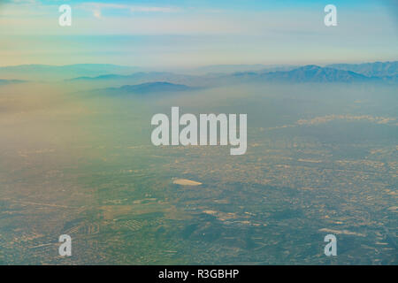 Vue aérienne de Monterey Park, Pomona, vue depuis la fenêtre siège dans un avion, en Californie, États-Unis. Banque D'Images