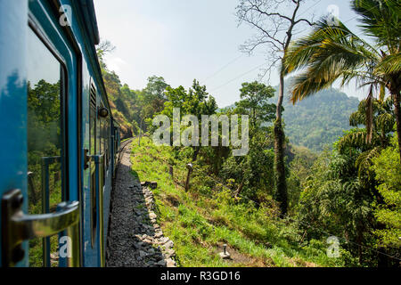 Vue spectaculaire à travers la fenêtre du train reliant Kandy au Sri Lanka à Ella. Banque D'Images