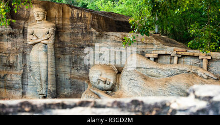 (Selective focus) La belle statue de Bouddha couché et moine Ananda, Gal Vihara, Polonnaruwa, Sri Lanka. Banque D'Images