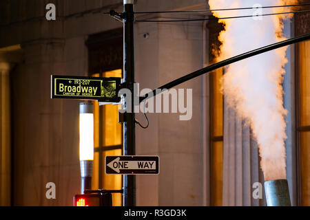 (Selective focus) signe de Broadway éclairés la nuit à Manhattan, New York. Vapeur s'échappant de l'écoutille sur le côté droit. Banque D'Images