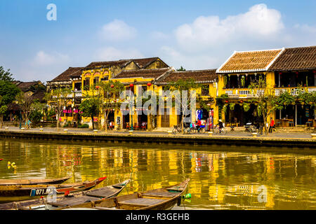 Riverfront zone avec de l'eau, les acheteurs, les sections locales en face de la signature dans les bâtiments jaunes l'ancienne ville de Hoi An. Banque D'Images