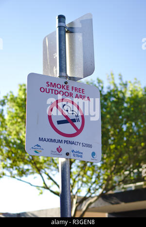 Frankston, VIC / AUSTRALIE - Oct 12 2018 : Smoke Free Zone extérieure signe maximum 2000 $ de pénalité Banque D'Images