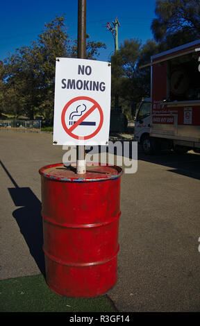 Frankston, VIC / AUSTRALIE - 13 Oct 2018 : aucun signe de fumer sur le baril rouge dans le festival Banque D'Images