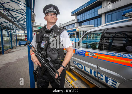 Agent de police armés en patrouille à l'aéroport de London City Banque D'Images