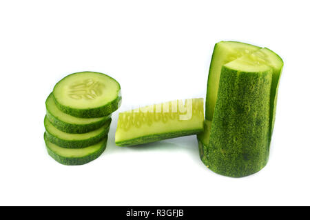 Tranches de concombre / isolés de concombre vert isolé sur fond de légumes Banque D'Images
