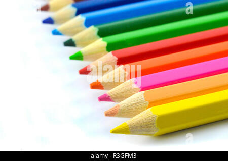 Des crayons de couleur aquarellables / isolés ou des crayons en bois isolé sur fond blanc - Crayons de couleur coloré dans la rangée Banque D'Images