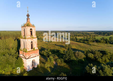 Le clocher de l'église de Saint Nicolas le Wonderworker dans le village d'Argunovo. Région de Moscou de la Russie. Banque D'Images