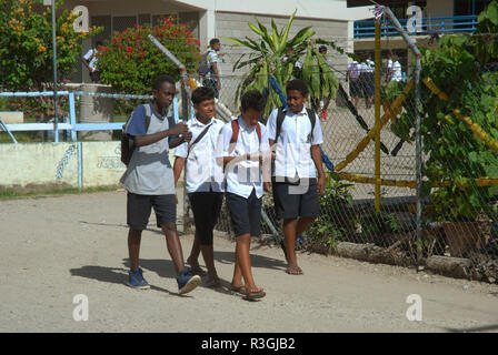 Les enfants de l'école à pied le long des rues de Honiara, Îles Salomon. Banque D'Images