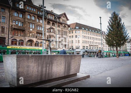 Bâle, Suisse - 25 décembre 2017 - les gens marchent tranquillement sur la place du marché ornée de son arbre de Noël pour la fin de l'année. Banque D'Images