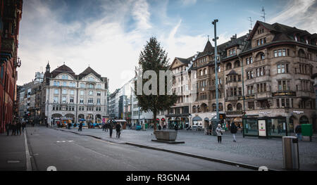 Bâle, Suisse - 25 décembre 2017 - les gens marchent tranquillement sur la place du marché ornée de son arbre de Noël pour la fin de l'année. Banque D'Images