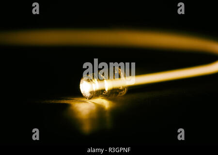 Lumière LED jaune, les économies réalisées sur la consommation d'énergie. Banque D'Images