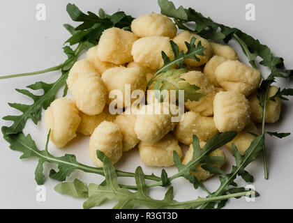 Gnocchis à la roquette non cuites brutes salat Banque D'Images