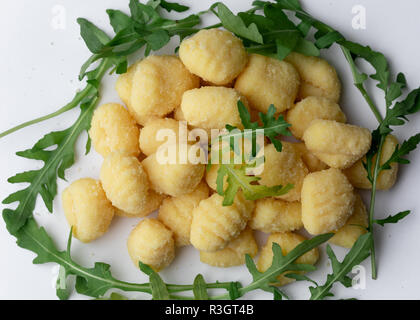 Gnocchis à la roquette non cuites brutes salat Banque D'Images