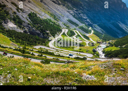 Route de montagne dans la serpentine Alpes italiennes,col du Stelvio,passo dello stelvio stelvio,parc naturel Banque D'Images