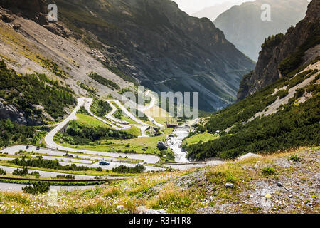 Route de montagne dans la serpentine Alpes italiennes,col du Stelvio,passo dello stelvio stelvio,parc naturel Banque D'Images