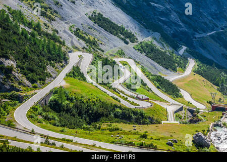 Route de montagne dans la serpentine Alpes italiennes,col du Stelvio,passo dello stelvio stelvio,parc naturel Banque D'Images