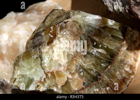 Naturel brillant Vert blanc et beige agate crystal rock Banque D'Images