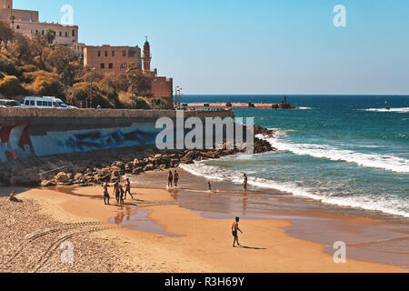 Vue sur le quai de la vieille ville de Tel Aviv Jaffa et l'église de Saint Pierre Banque D'Images