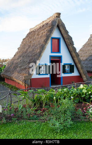 Vieilles maisons typiques sur Santana,l'île de Madère, Portugal Banque D'Images