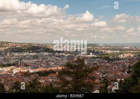 Skyline de Stuttgart avec la vue sur les toits de la ville marie en Allemagne sous un ciel bleu avec de petits nuages Banque D'Images