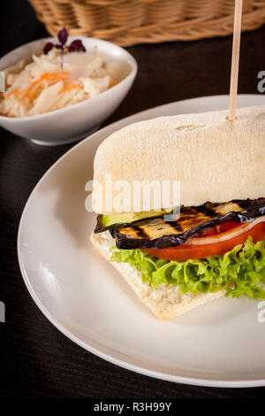 Hamburger végétarien végétarien à l'aubergine tomate et laitue dans un rouleau de ciabatta Banque D'Images