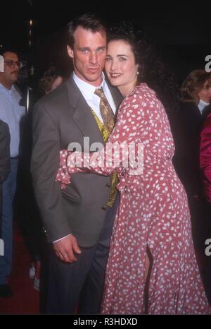 WESTWOOD, CA - 4 février : Paul Qualley modèle et actrice/modèle Andie MacDowell assister à Columbia Pictures' 'jour de la Marmotte' Premiere le 4 février 1993 au Mann Village Theater à Westwood, en Californie. Photo de Barry King/Alamy Stock Photo Banque D'Images