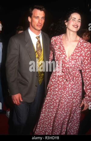 WESTWOOD, CA - 4 février : Paul Qualley modèle et actrice/modèle Andie MacDowell assister à Columbia Pictures' 'jour de la Marmotte' Premiere le 4 février 1993 au Mann Village Theater à Westwood, en Californie. Photo de Barry King/Alamy Stock Photo Banque D'Images