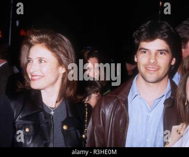 WESTWOOD, CA - 4 février : L'actrice Mimi Roger et producteur Chris Ciaffa assister à Columbia Pictures' 'jour de la Marmotte' Premiere le 4 février 1993 au Mann Village Theater à Westwood, en Californie. Photo de Barry King/Alamy Stock Photo Banque D'Images