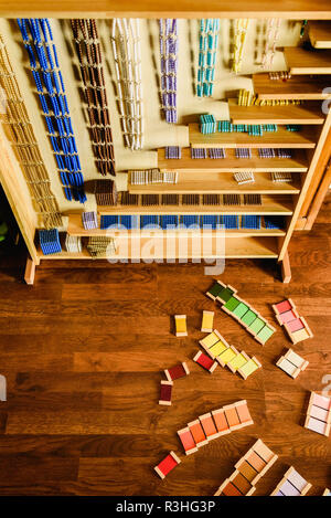 Les comprimés de couleur Montessori sur fond de sol en bois Banque D'Images