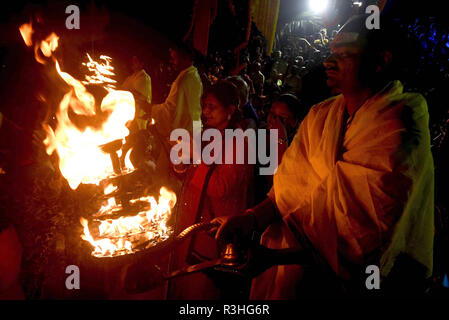 Kolkata, Inde. 22 Nov, 2018. Les dévots hindous effectuer les rituels à l'occasion de Dev Deepavali à la banque du fleuve Ganges. Credit : Saikat Paul/Pacific Press/Alamy Live News Banque D'Images