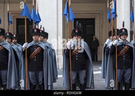 Rome, Italie. 22 Nov, 2018. Le premier ministre italien Giuseppe Conte a rencontré le président de l'Iraq Barham Salih, au Palais Chigi avant la réunion. Crédit : Matteo Trevisan/Pacific Press/Alamy Live News Banque D'Images