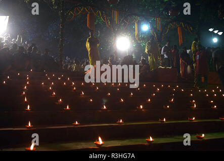 Kolkata, Inde. 22 Nov, 2018. Ghats du Gange décorée de diya lampe en terre ou à l'occasion de Dev Deepavali. Credit : Saikat Paul/Pacific Press/Alamy Live News Banque D'Images