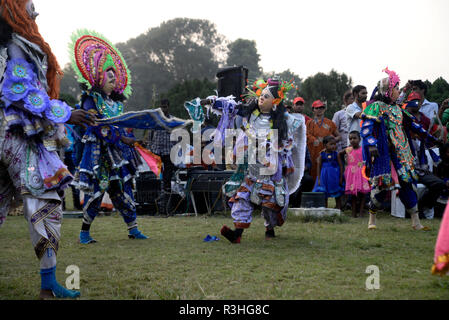 Kolkata, Inde. 22 Nov, 2018. Les artistes du district de Purulia Baghmundi effectuer Chau traditionnels Nach ou la danse à l'occasion de célébration de la Semaine du patrimoine mondial dans la région de Victoria Memorial. Credit : Saikat Paul/Pacific Press/Alamy Live News Banque D'Images